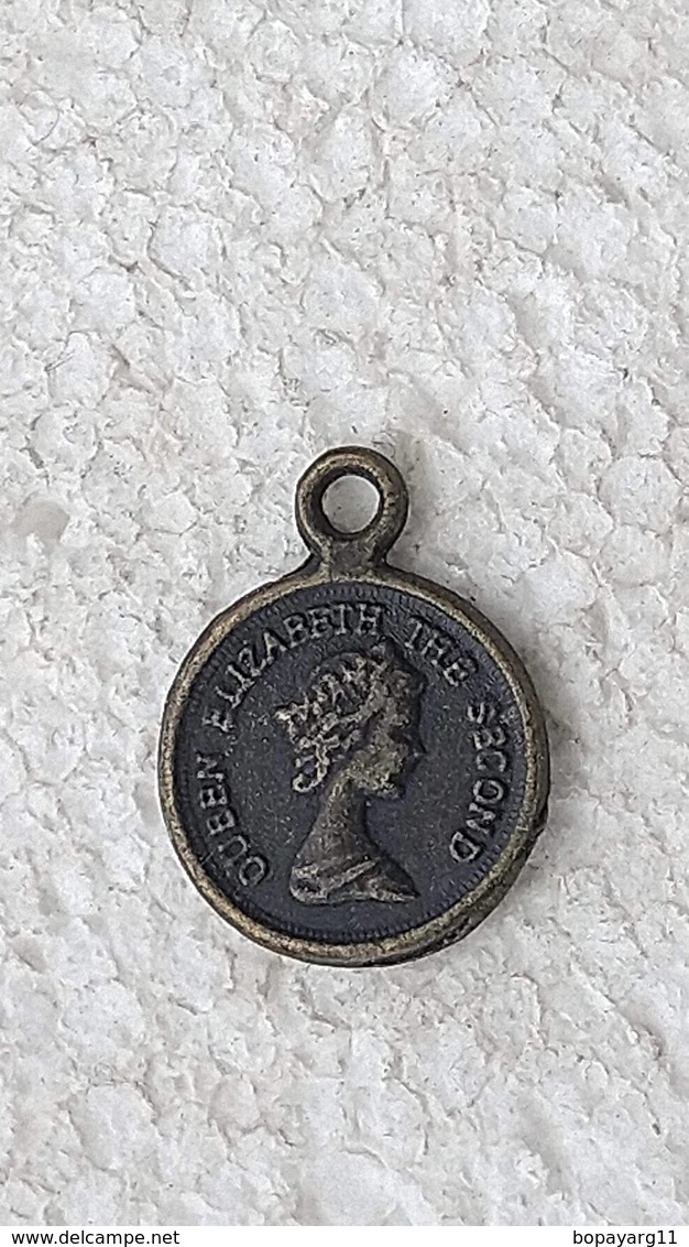 Medal Medalla Medaille Medaglia Elizabeth II Queen Pendant #4 - Royaux/De Noblesse