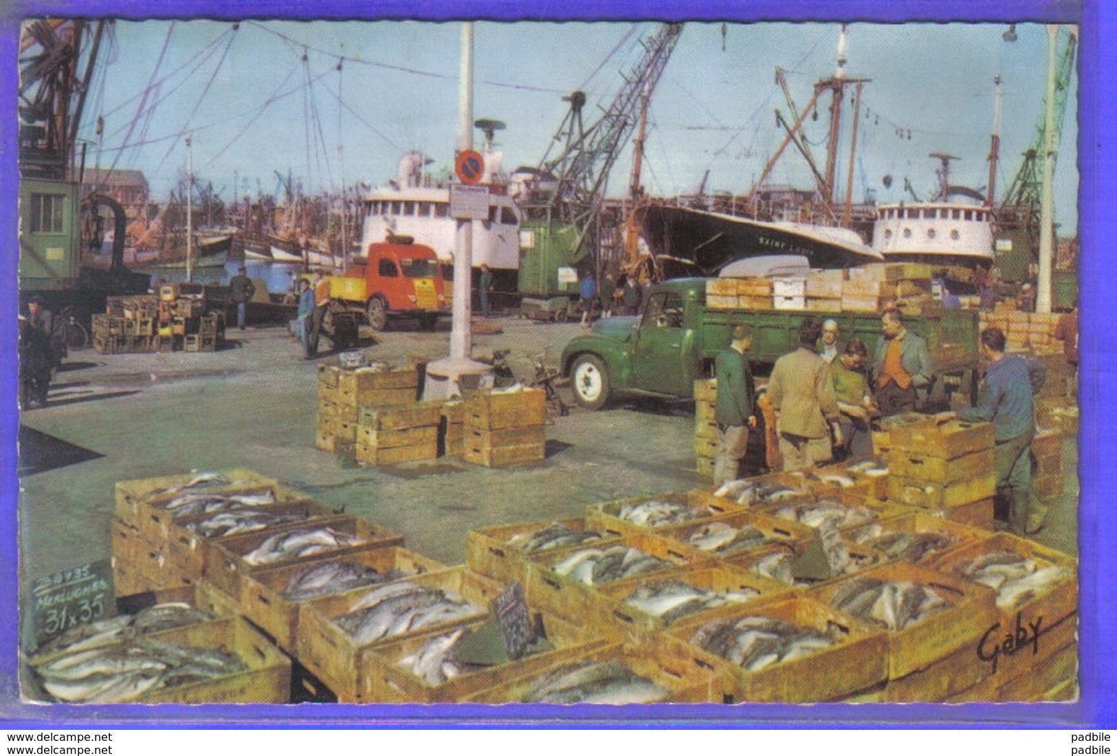 Carte Postale 62. Boulogne-sur-mer  Débarquement Du Poisson  Chalutier  Saint-Louis Armement Poret Et Lobez - Boulogne Sur Mer