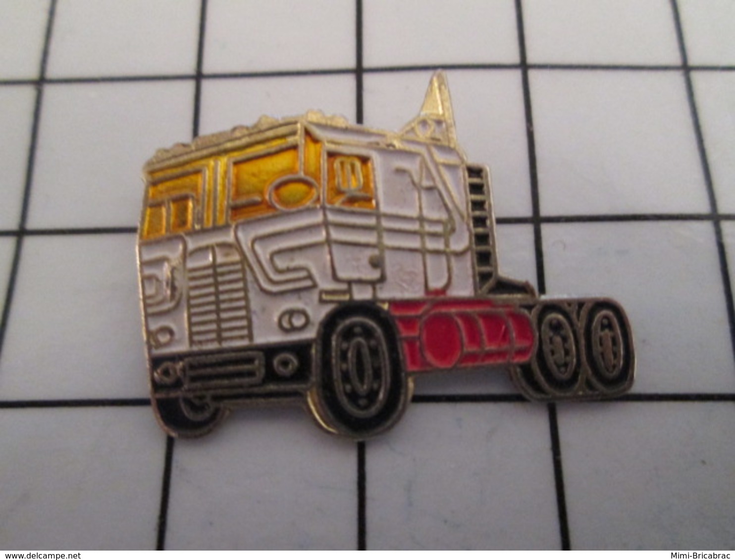 816c Pin's Pins / Beau Et Rare / THEME : TRANSPORTS / CAMION BLANC STYLE AMERICAIN - Transports