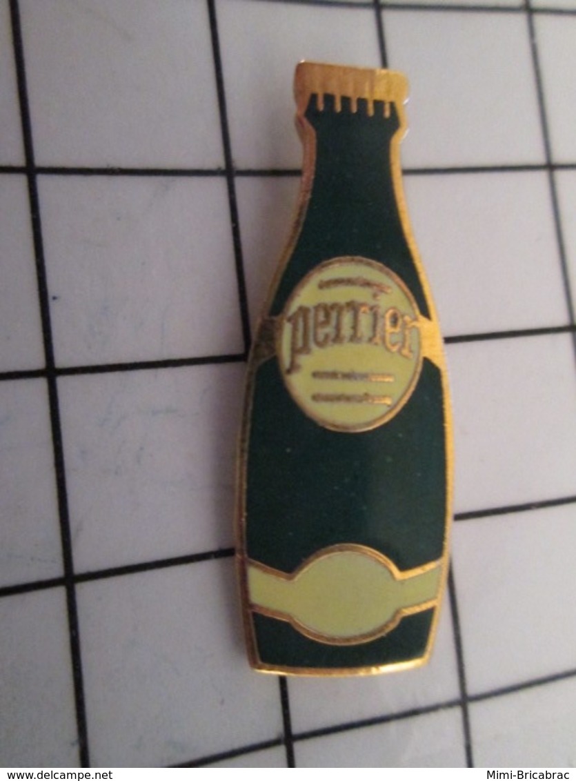 816c Pin's Pins / Beau Et Rare / THEME : BOISSONS / EAU MINERALE PERRIER BOUTEILLE A ETIQUETTE VERT PALE - Boissons