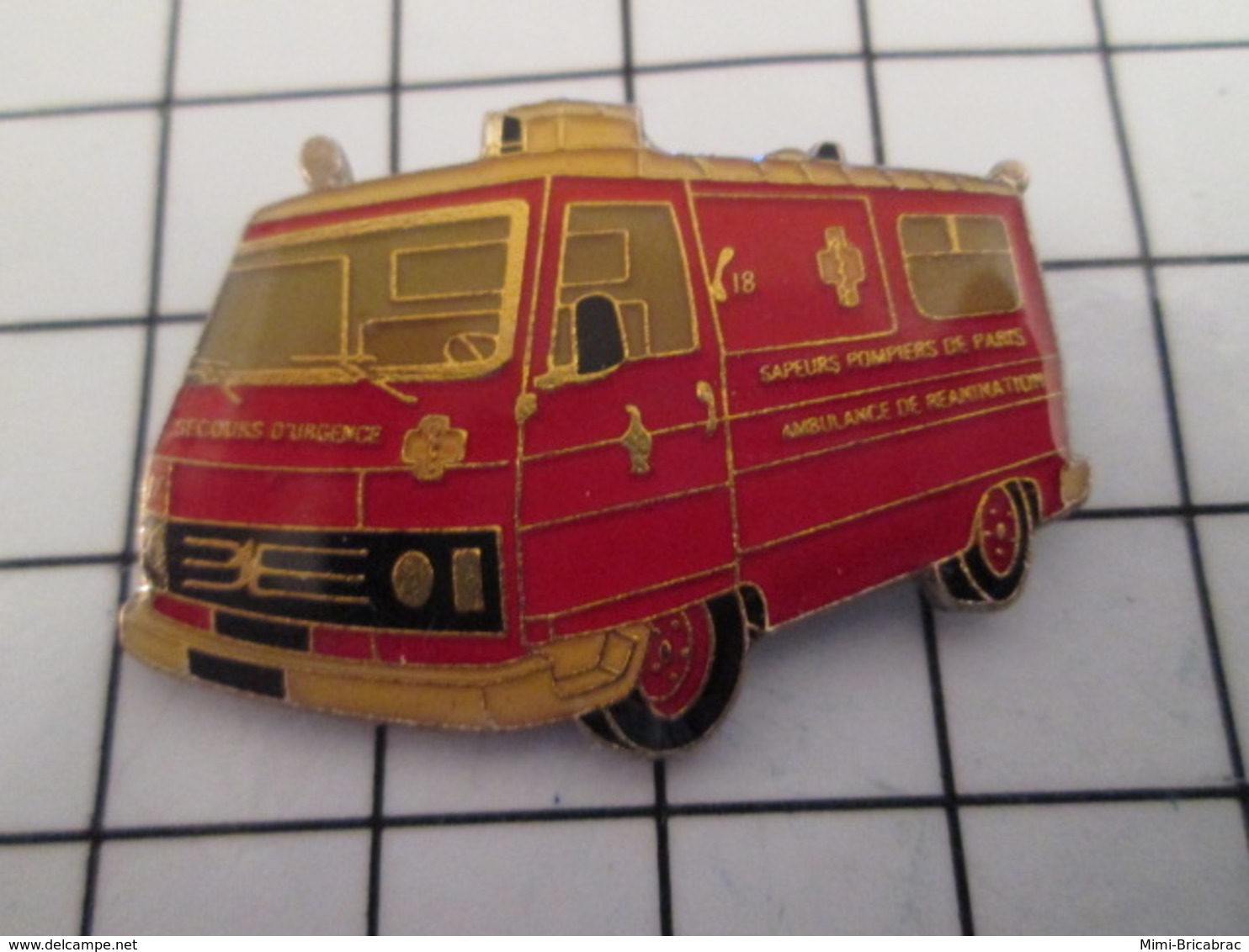 816c Pin's Pins / Beau Et Rare / THEME : POMPIERS / AMBULANCE SAPEURS POMPIERS DE PARIS - Pompiers