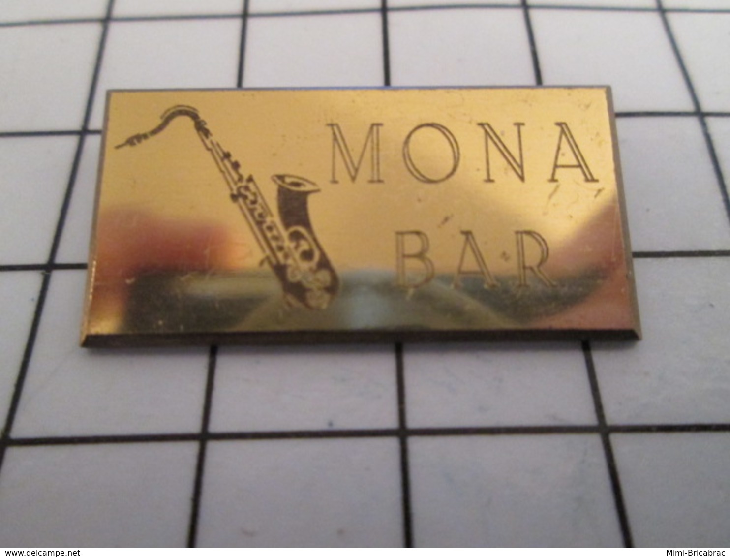 816c Pin's Pins / Beau Et Rare / THEME : MUSIQUE / SAXOPHONE MONA BAR - Musique