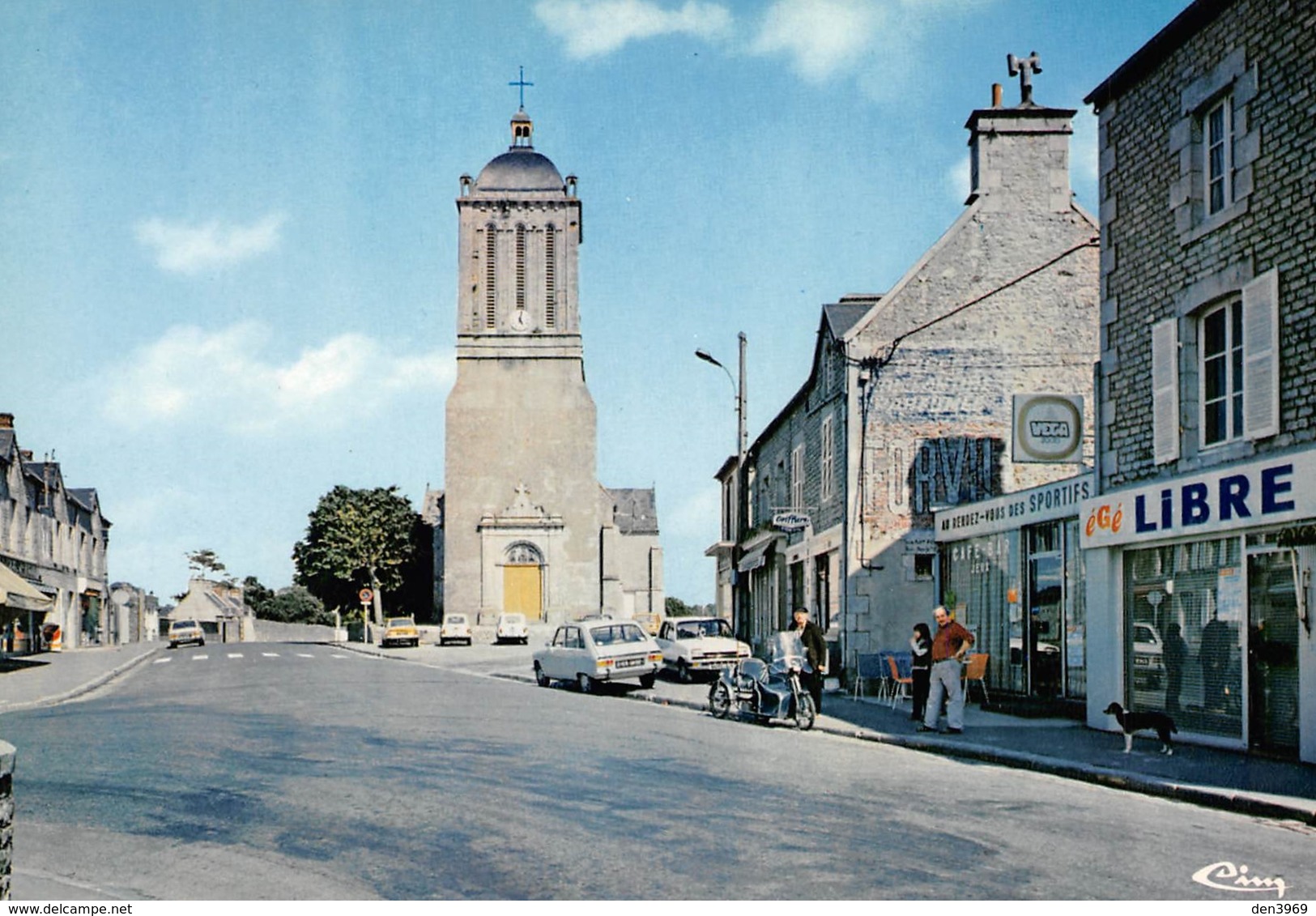 MONTMARTIN-sur-MER - Le Bourg Et L'église - Café Au Rendez-Vous Des Sportifs - Libre Service éGé - Renault 4L, R5, R16 - Montmartin Sur Mer