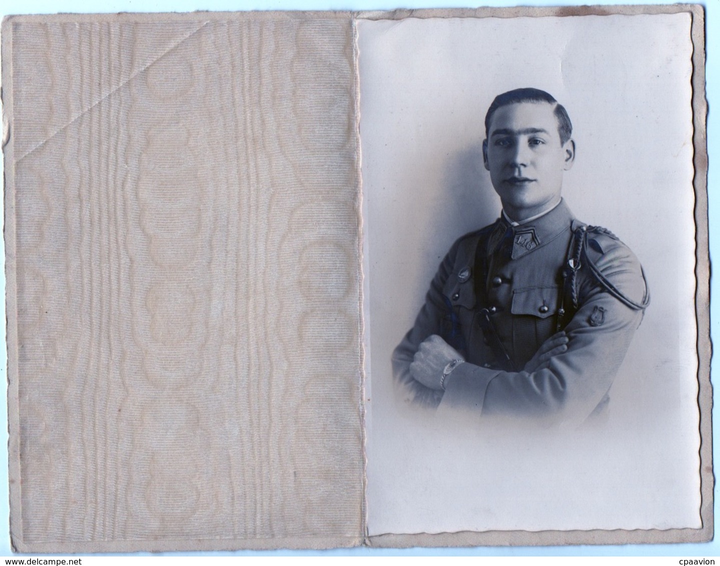 Photo Portrait D Un Militaire Sous Format Carte Postale Dans Un Bel Encart De Présentation - Autres & Non Classés