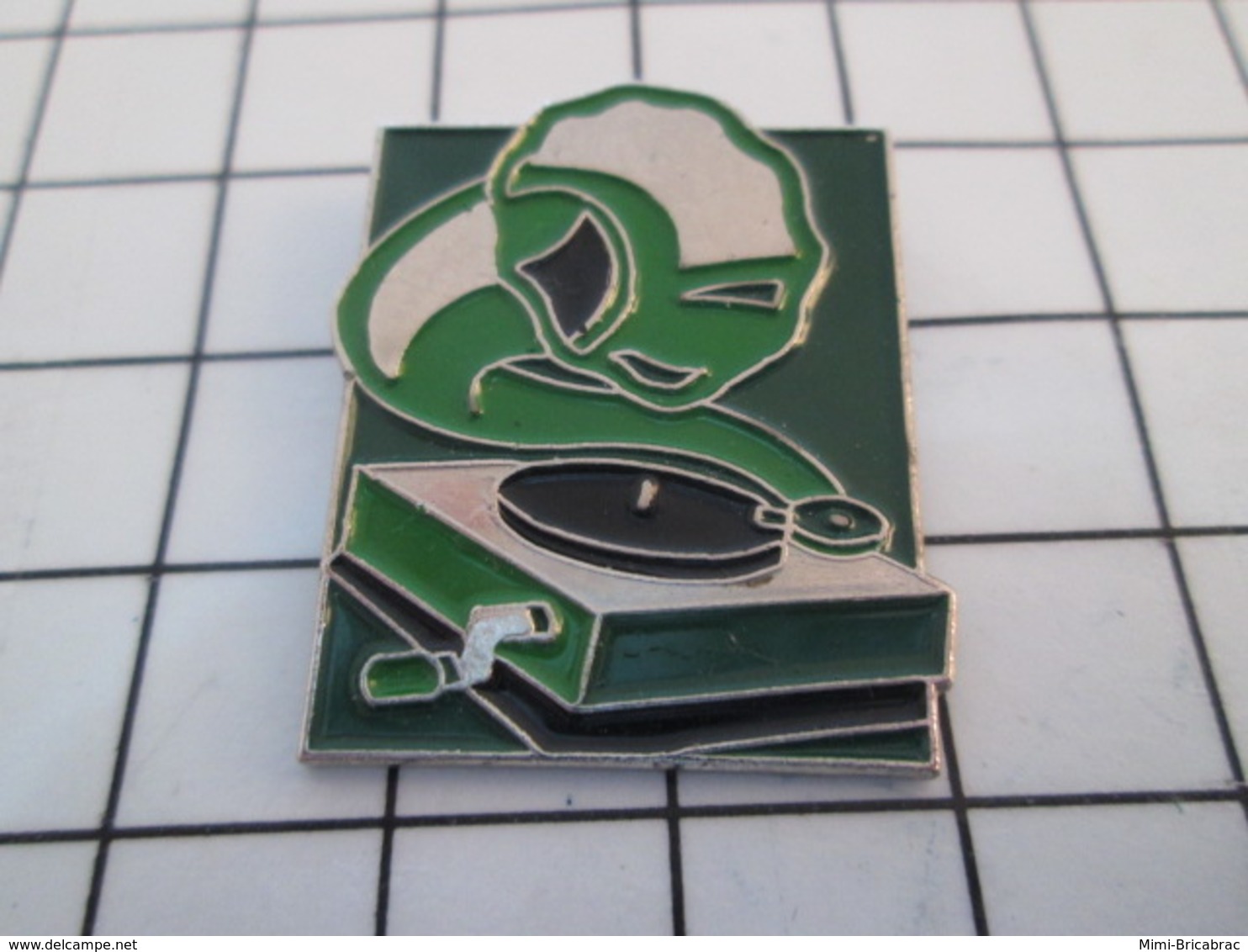 716a Pin's Pins / Beau Et Rare / THEME : MUSIQUE / GRAMOPHONE A MANIVELLE Pour HEINEKEN - Musique