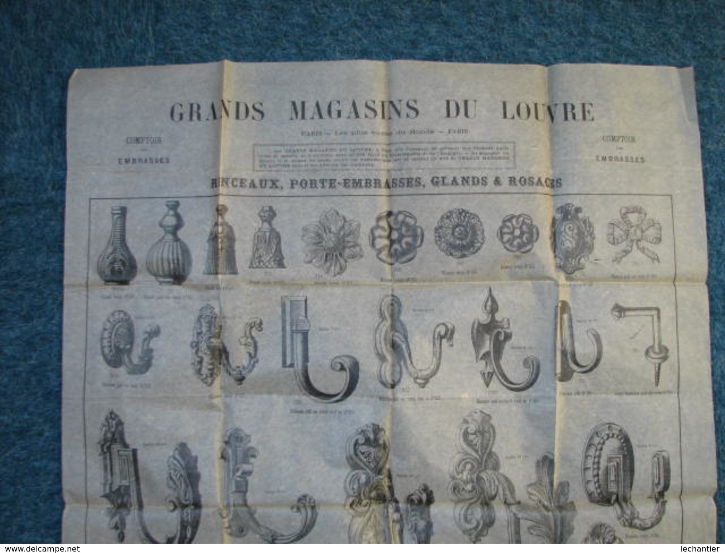 GRANDS MAGASINS Du LOUVRE . Affichette 1890/1900 Rinceaux- Porte Embrases - Glands Et Rosaces T.B.E. - Rideaux