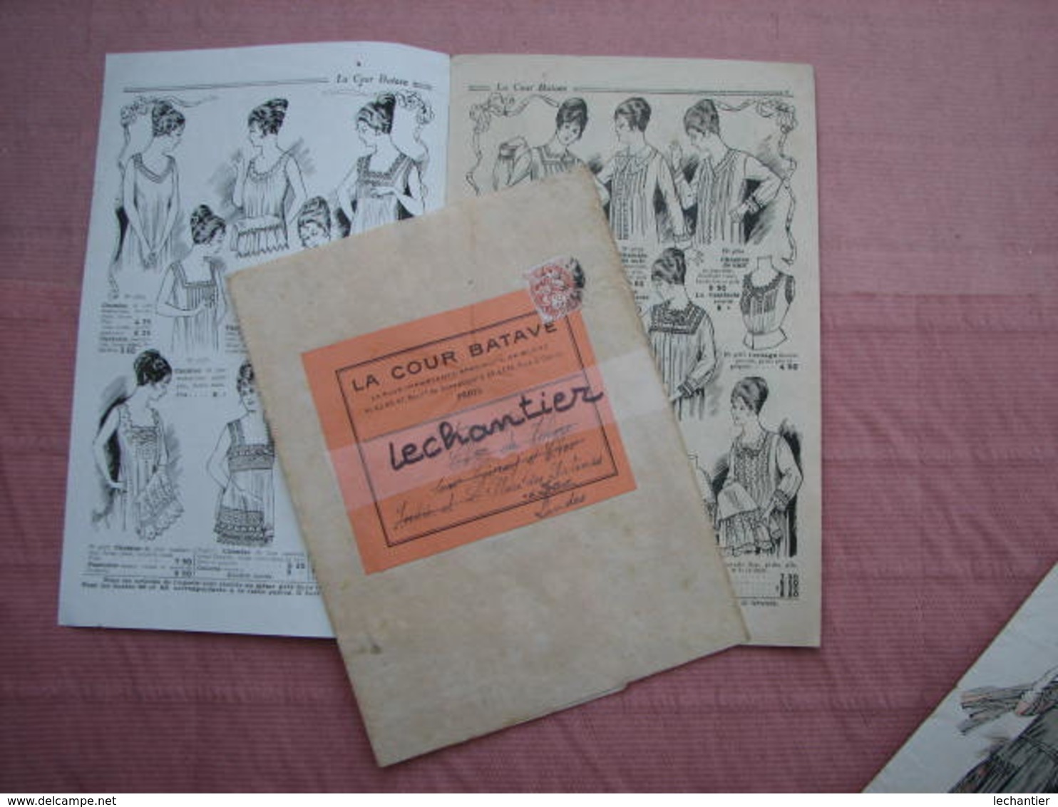 LA  COUR  BATAVE  2 Catalogues 1917 - 1919  Blanc - Nouveautés 1° Communion + Enveloppe D'envoi Avec Timbre - Other & Unclassified