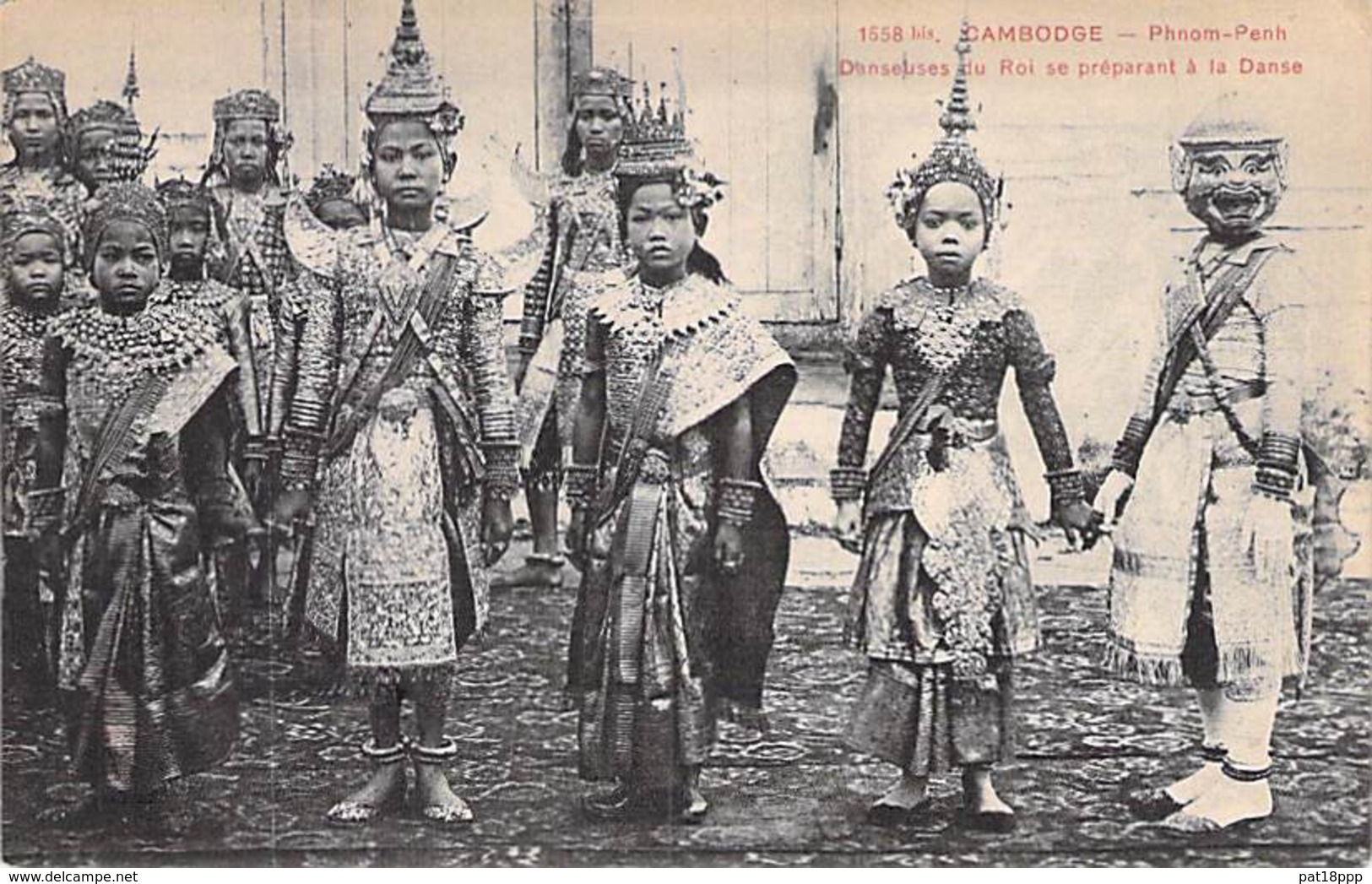 CAMBODGE Cambodia - PHNOM-PENH  Danseuses Du Roi ,se Préparant à La Danse - CPA - Kambodscha Cambodgia - Asia Asie - Cambodge