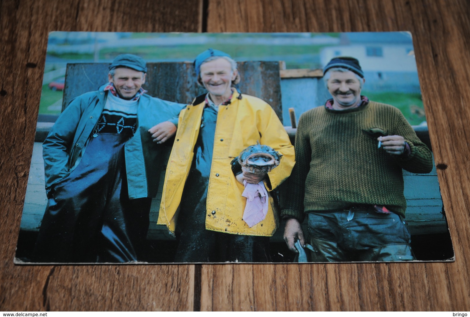 3714-           CANADA, NEW FOUNDLAND, THREE JOLLY FISHERMEN SHOW OFF THEIR CATCH - A SCULPIN - Autres & Non Classés