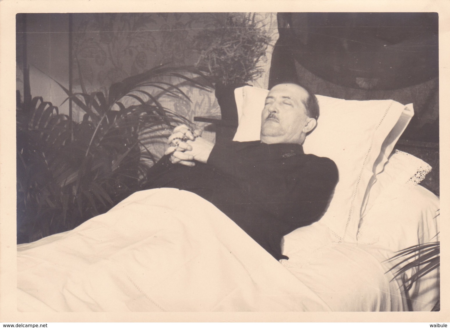 Homme Mort Sur Son Lit Grande Photo 13 X 18 - Autres & Non Classés