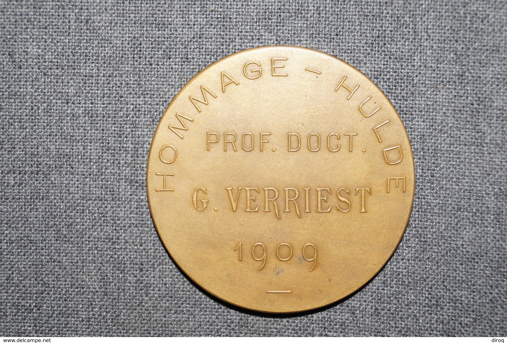 Médaille En Bronze,Université De Louvain,hommage Au Docteur G.Verriest 1909,signé F.Vermeylen,diamètre 50 Mm. - Professionnels / De Société