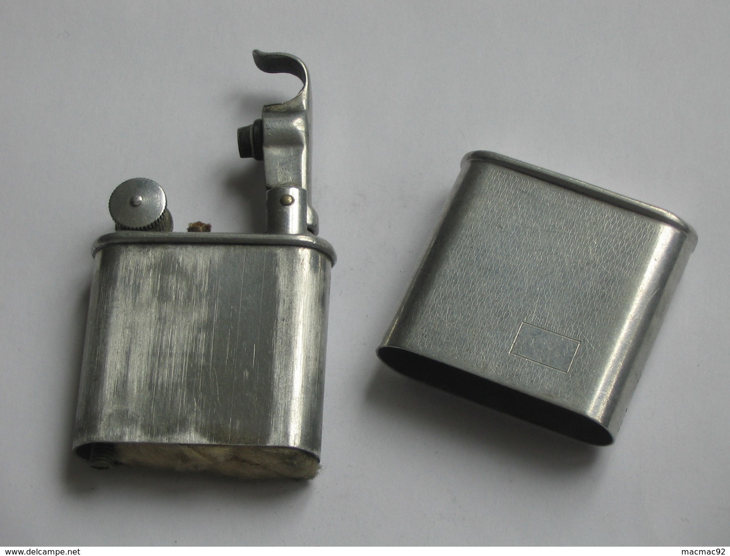 Ancien Briquet à Essence EN ALUMINIUM - Inscription 39-1 Sur La Tranche   **** EN ACHAT IMMEDnIAT **** - Autres & Non Classés