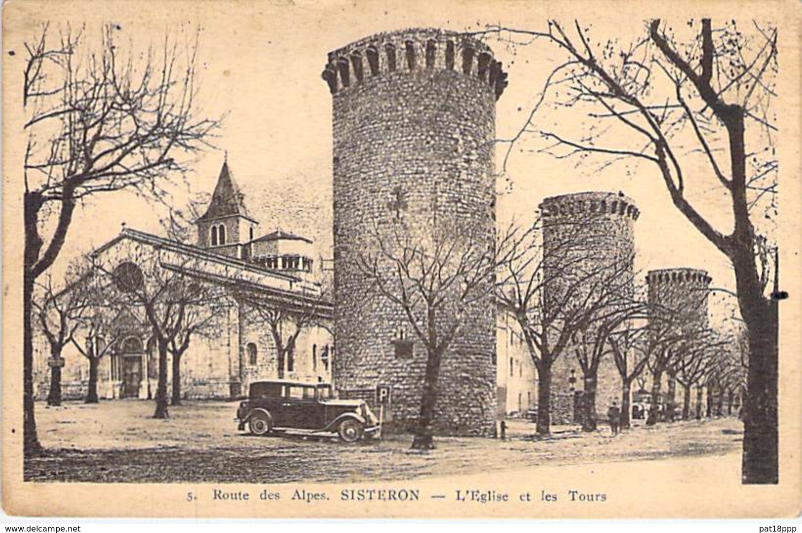 04 - SISTERON : L'Eglise Et Les Tours ( Automobile En 1er Plan )  CPA - Alpes De Haute Provence - Sisteron