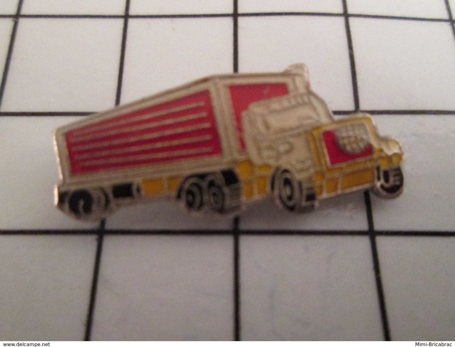 716b Pin's Pins / Beau Et Rare / THEME : TRANSPORTS / CAMION SEMI-REMORQUE ROUGE JAUNE BLANC - Transports