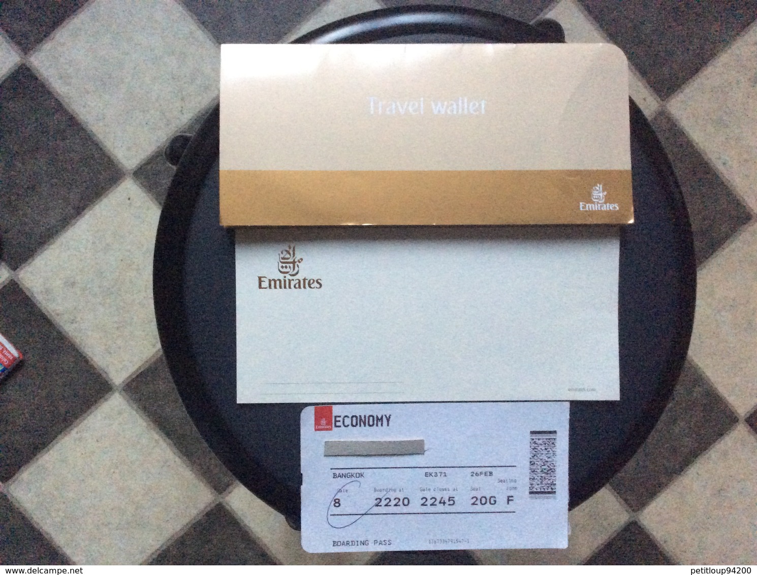 CARTE D'EMBARQUEMENT BOARDING PASS + POCHETTE DOCUMENTS  Emirates PHNOM-PENH > BANGKOK - Boarding Passes