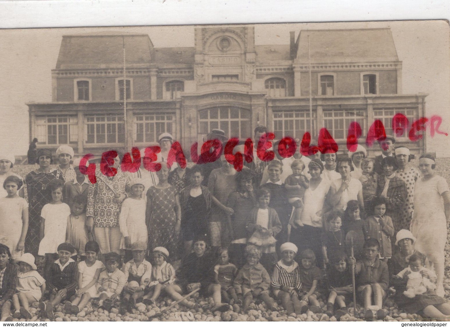 80 - CAYEUX SUR MER - CASINO - RARE CARTE PHOTO J. VAN ACKER -GROUPES DE LA PLAGE- POSES PARTICULIERES  - SOMME - Cayeux Sur Mer