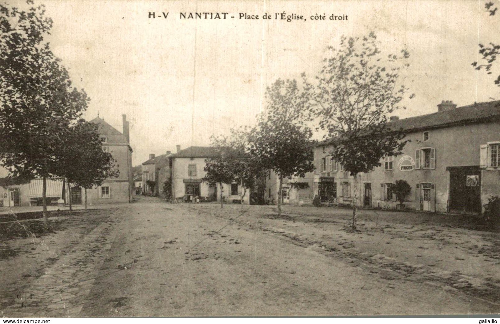 NANTIAT PLACE DE L'EGLISE COTE DROIT - Nantiat