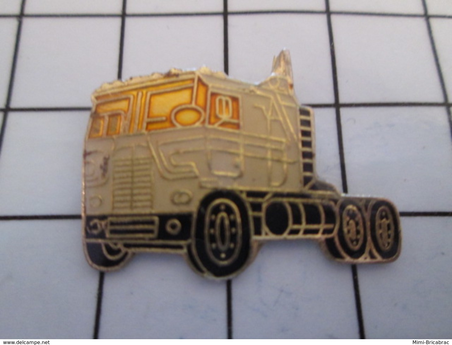 716c Pin's Pins / Beau Et Rare / THEME : TRANSPORTS / CAMION AMERICAIN MACK BLANC - Transports