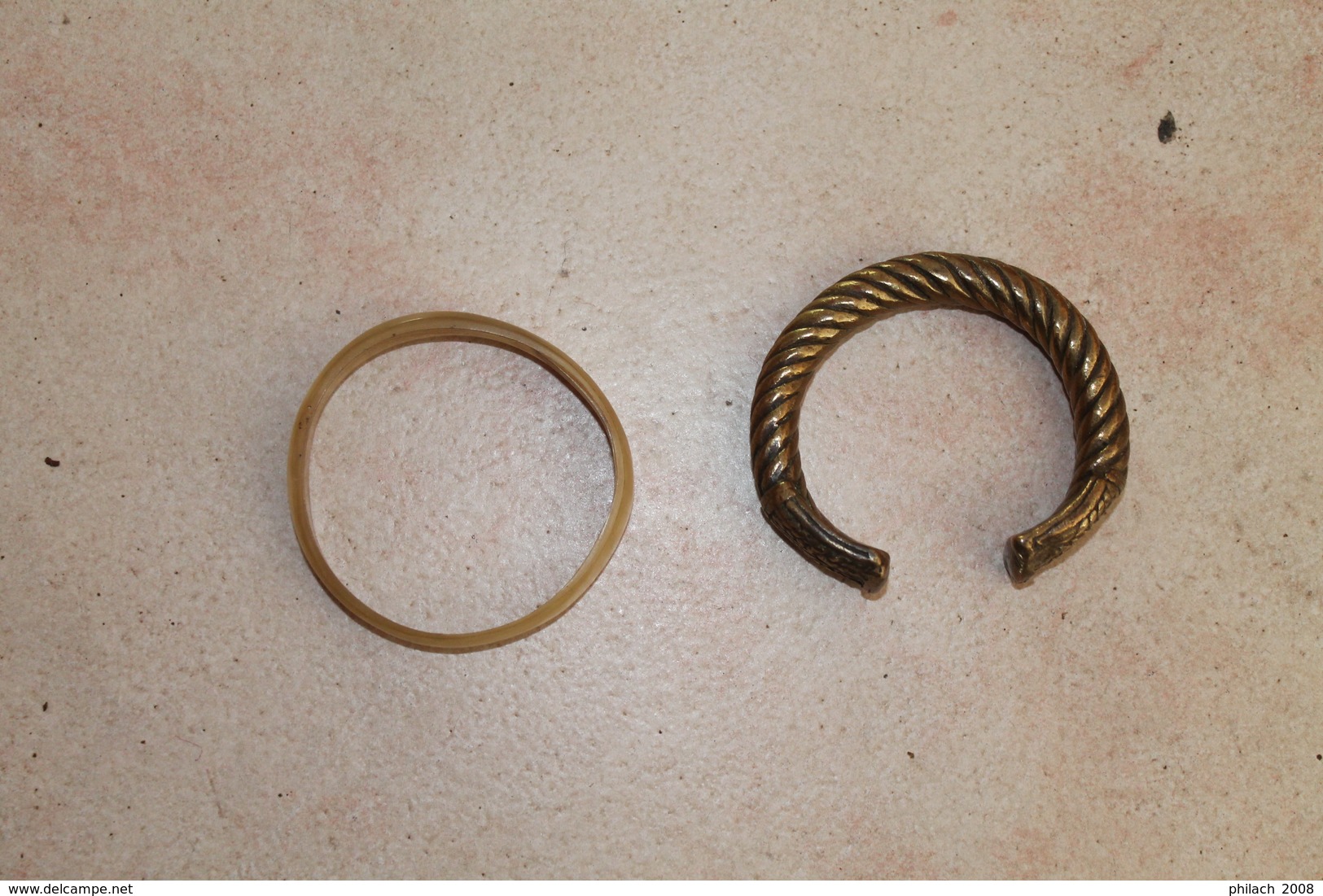 2 Bracelets Africains En Bronze Massif Et Corne - Ethnisch