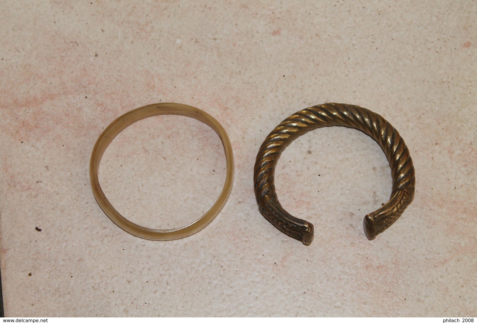 2 Bracelets Africains En Bronze Massif Et Corne - Ethnisch