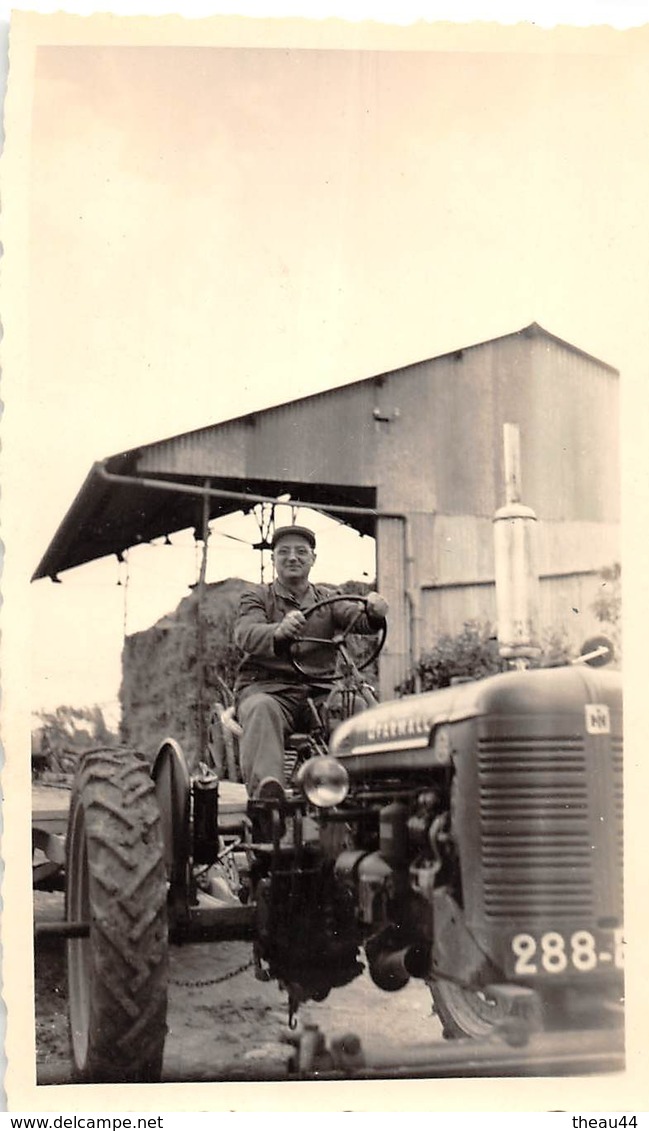 ¤¤  -   Cliché D'un Agriculteur Sur Un Tracteur  - Ferme D'un Village SAINT-LOUP En 1960  -  Voir Description    -  ¤¤ - Traktoren