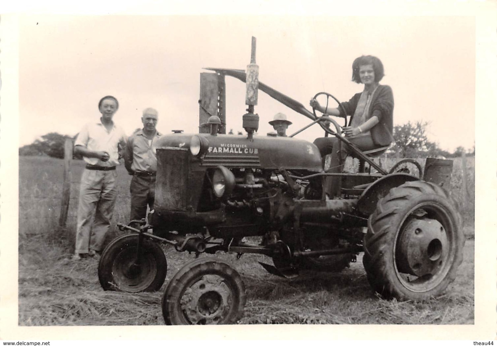 ¤¤  -   Cliché D'un Agricultrice Sur Un Tracteur " FARMALL CLUB "  -  Deux Agriculteurs   -  Voir Description    -  ¤¤ - Traktoren