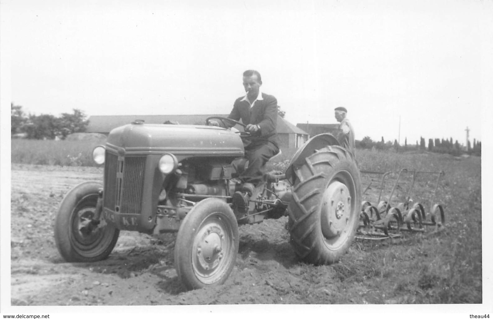 ¤¤  -   Cliché D'un Agriculteur Sur Un Tracteur Passant Une Herse   -  Voir Description    -  ¤¤ - Tracteurs