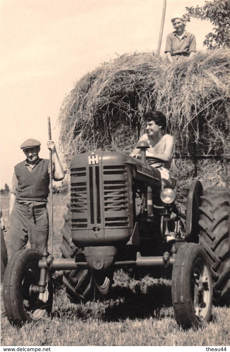 ¤¤  -   Cliché D'un Groupe D' Agriculteurs Sur Un Tracteur Ramassant Les Foins    -  Voir Description    -  ¤¤ - Tractores