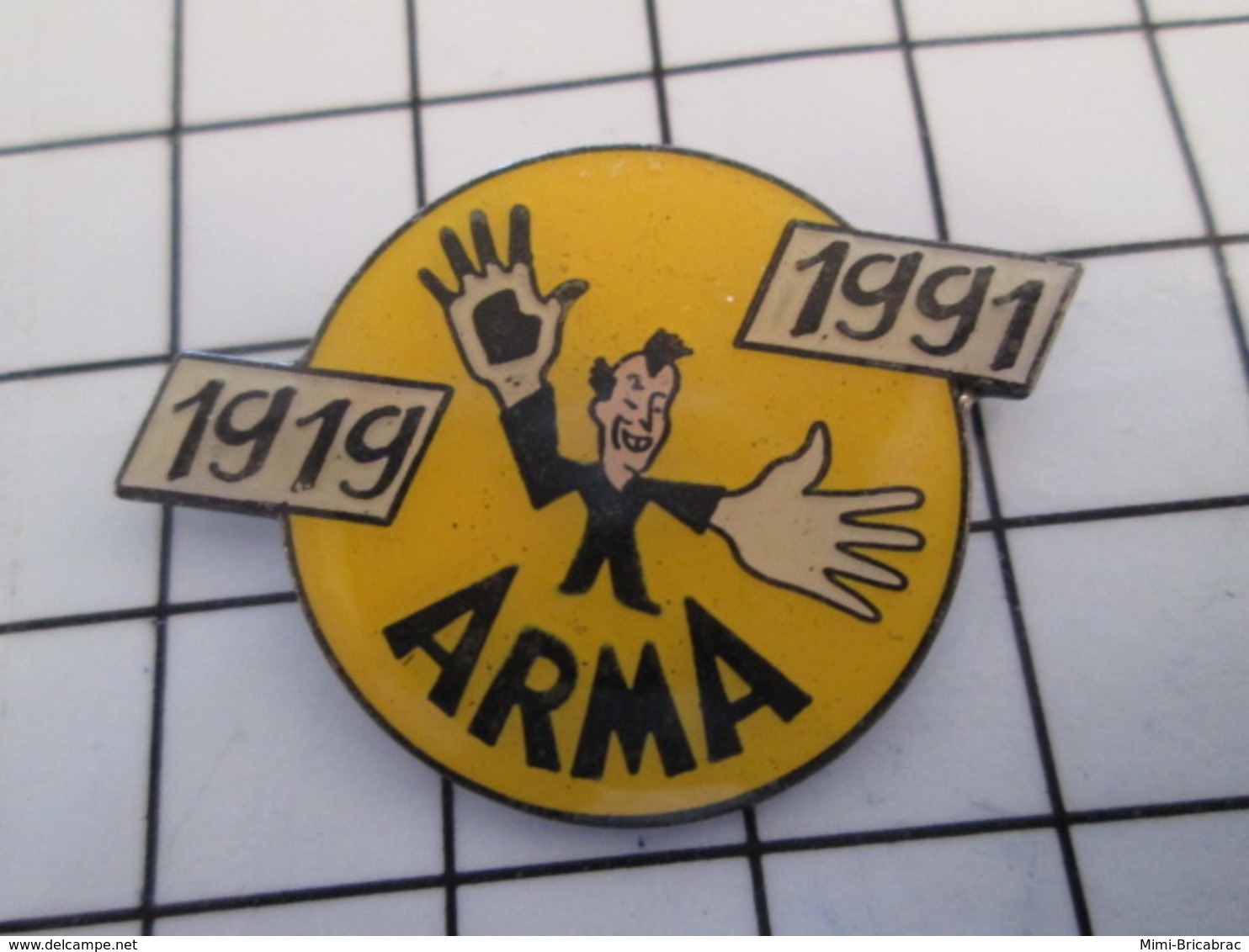 716c Pin's Pins / Beau Et Rare / THEME : MARQUES / ARMA PATE NETTOYANTE 1919 1991 - Markennamen