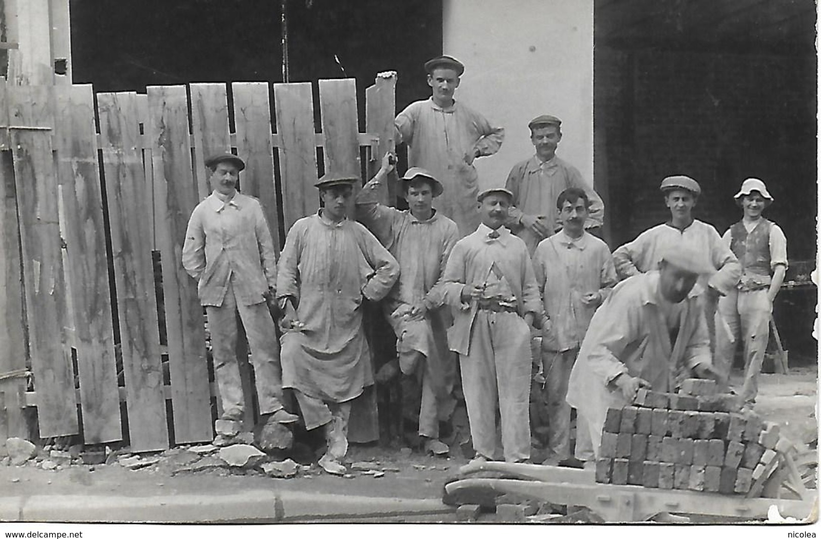 CARTE PHOTO EQUIPE DE MACONS VERS 1910  BON ETAT NON SITUE - Artisanat