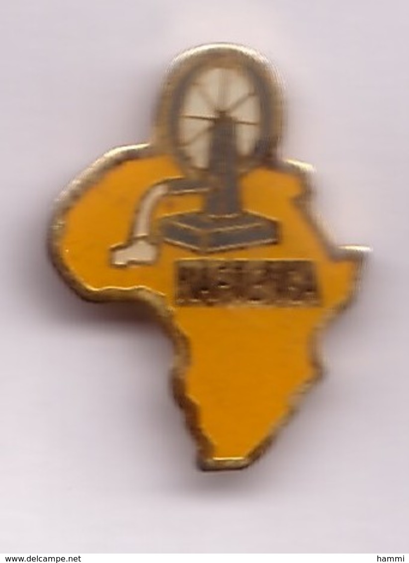 P50 Pin's AFRIQUE Africa Naftenga Burkina Faso Pompe à Eau Achat Immédiat - Villes
