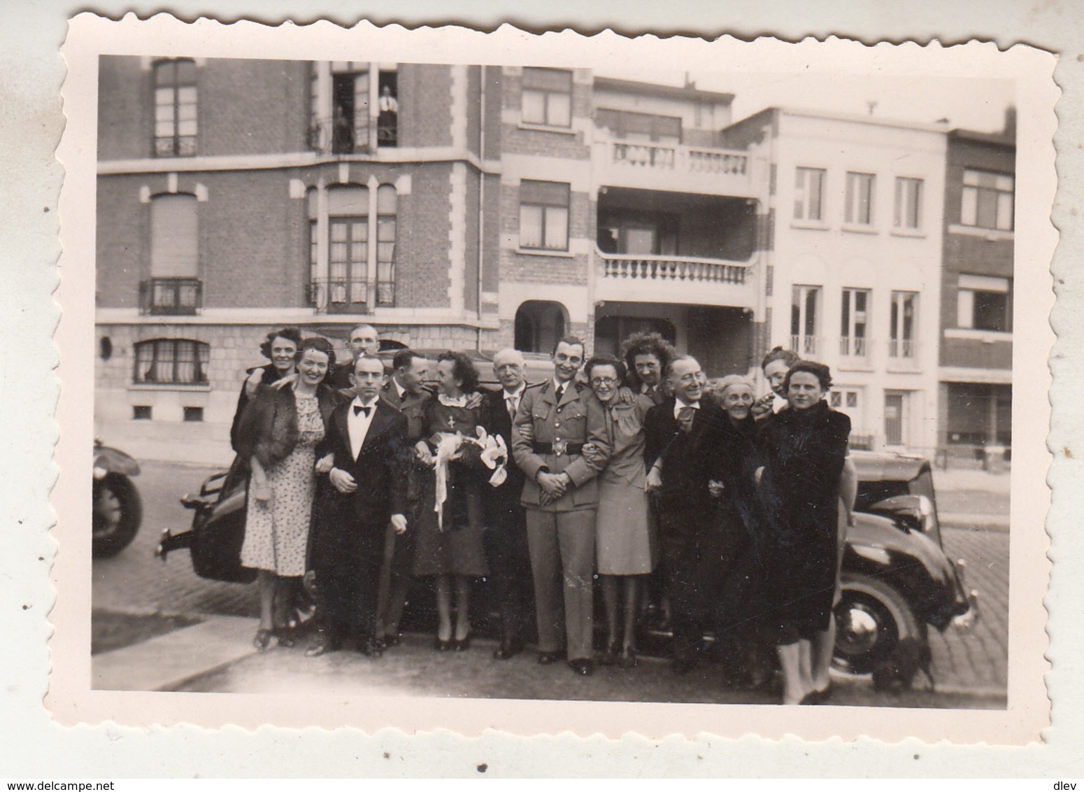 Woluwe St Lambert - 1940 - Mariage - Groupe De Personnes Devant Oldtimer - à Situer - Photo 6 X 9 Cm - Lieux