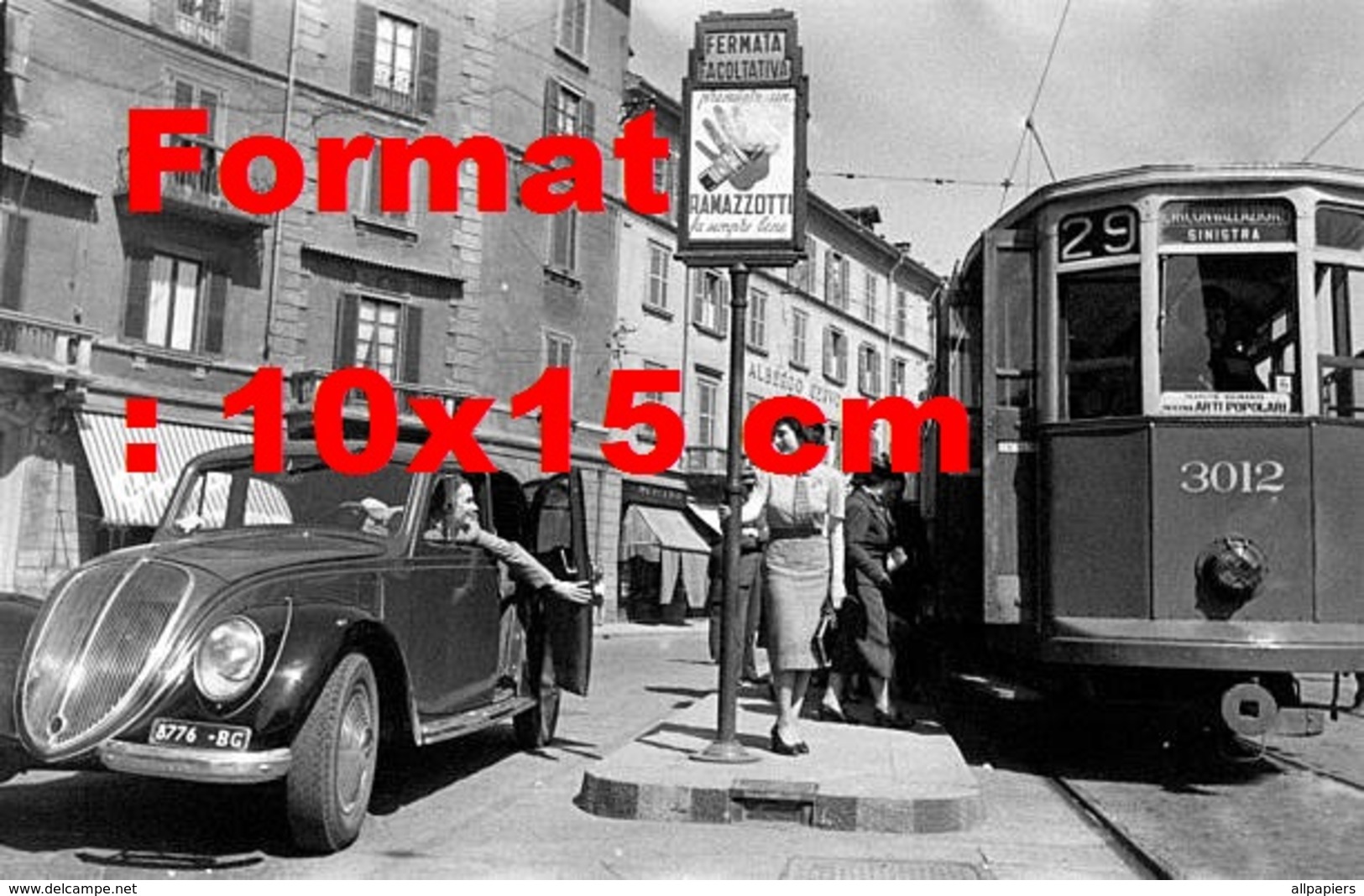 Reproduction D'une Photographie ancienne D'une Femme Près D'un Tramway à Un Arrêt à Milan En Italie En 1950 - Other & Unclassified
