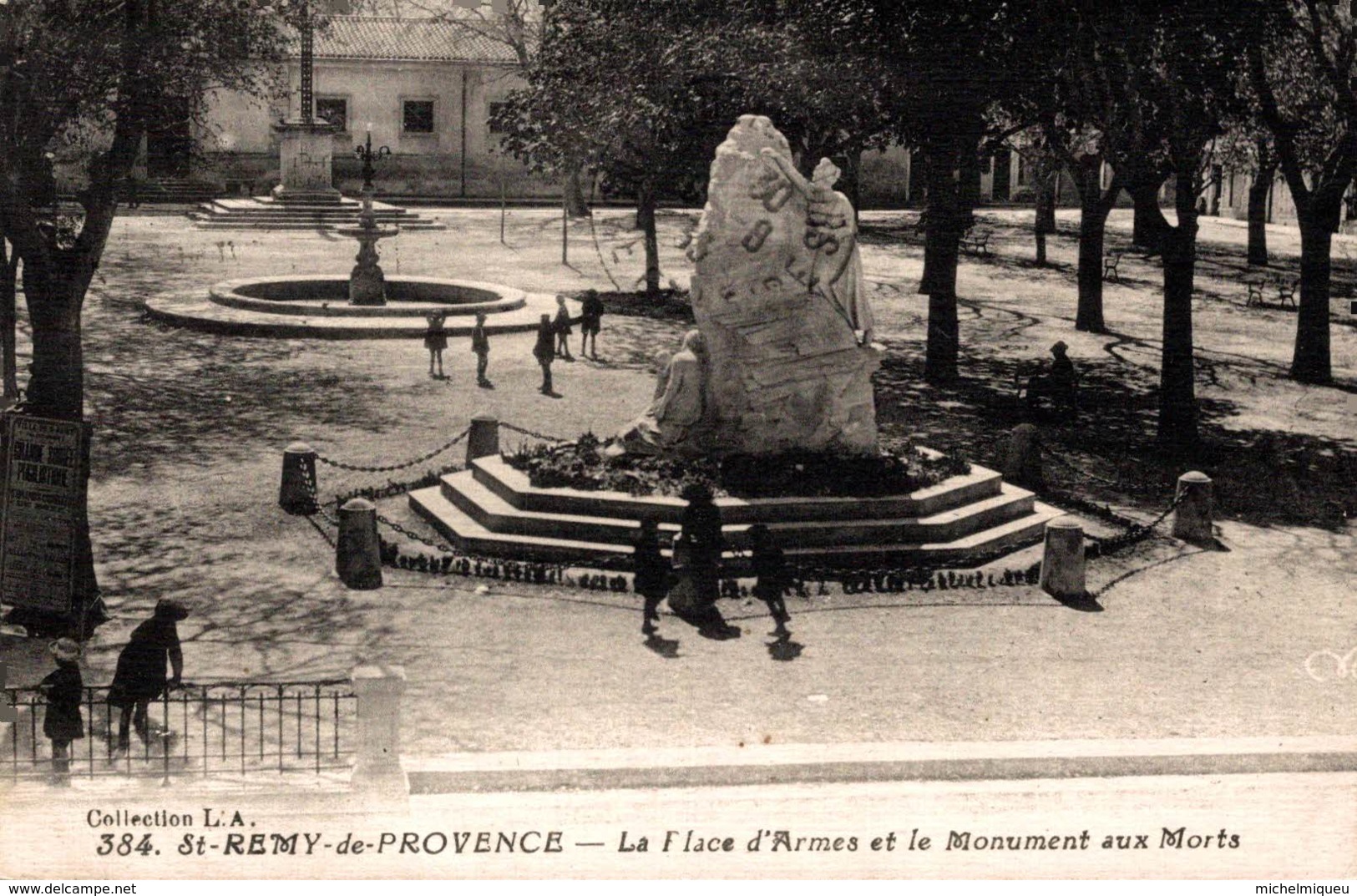 14455     ST  REMY DE PROVENCE LA PLACE D ARMES ET LE MONUMENT AUX MORTS - Saint-Remy-de-Provence