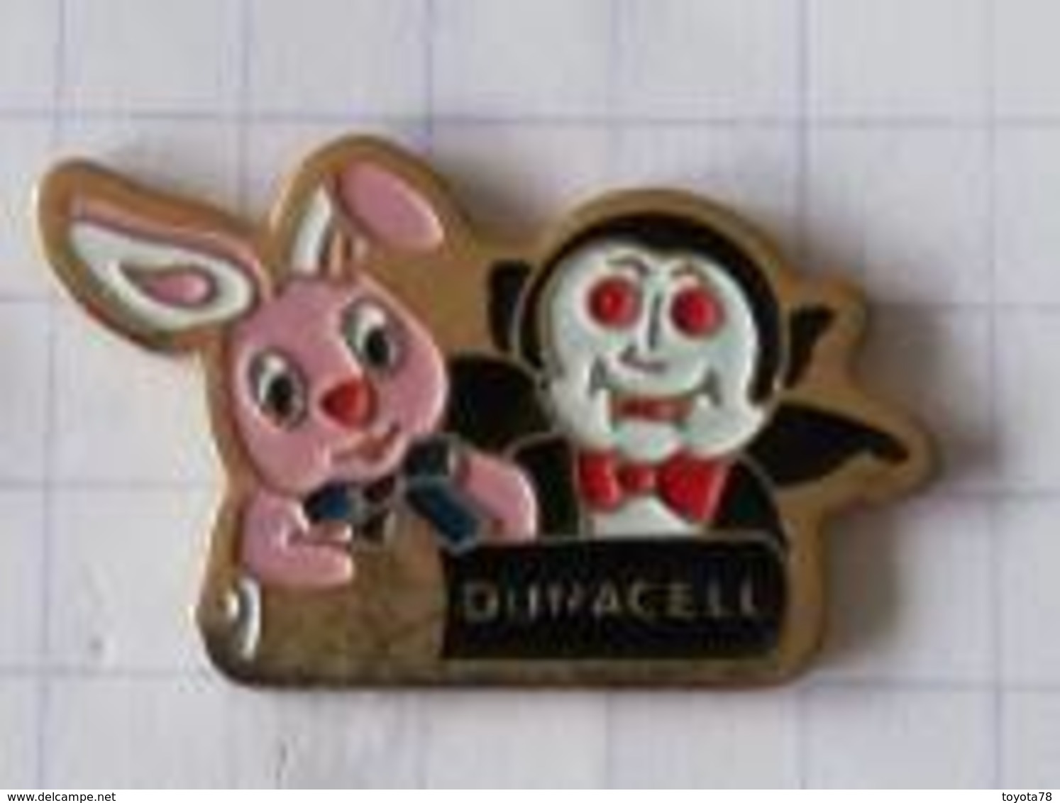 Pin's - DURACELL  Piles Et Accus  - Lapin Et Dracula - Trademarks