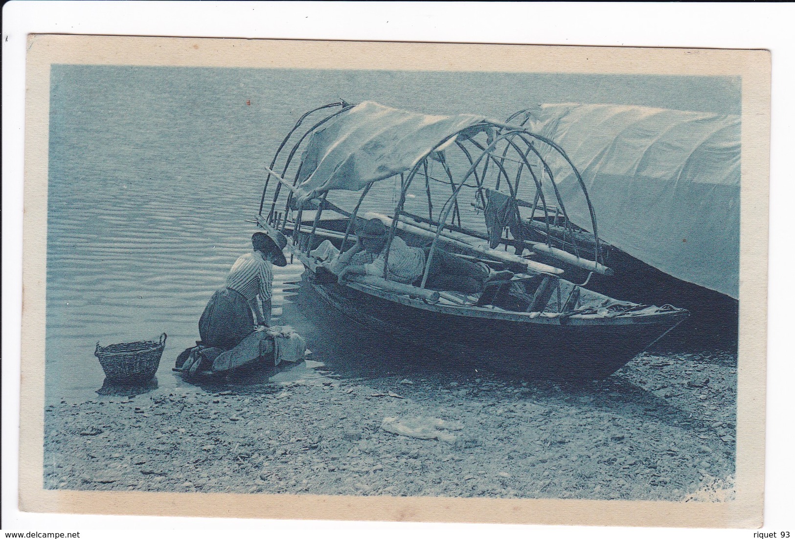 Barque Typique Au Bord Du Lac - Femme Lavant Le Linge, L'homme La Regardant Faire Allongé Dans Le Bateau!!!!!!!! - Sonstige & Ohne Zuordnung