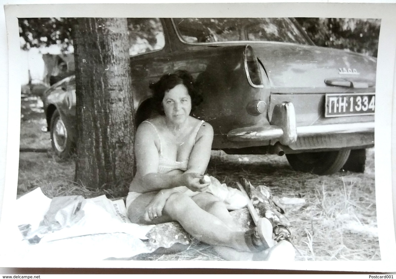 №70  Photography Of  Retro Car Behind Woman - 1960's, Old FOTO PHOTO - Personnes Anonymes