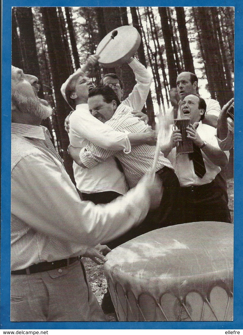 CPM Publicitaire DEWAR'S Orchestre Improvisé En Fôret Embrassade D' Homme Jouant Du Tambour Et Tambourin - Musica E Musicisti