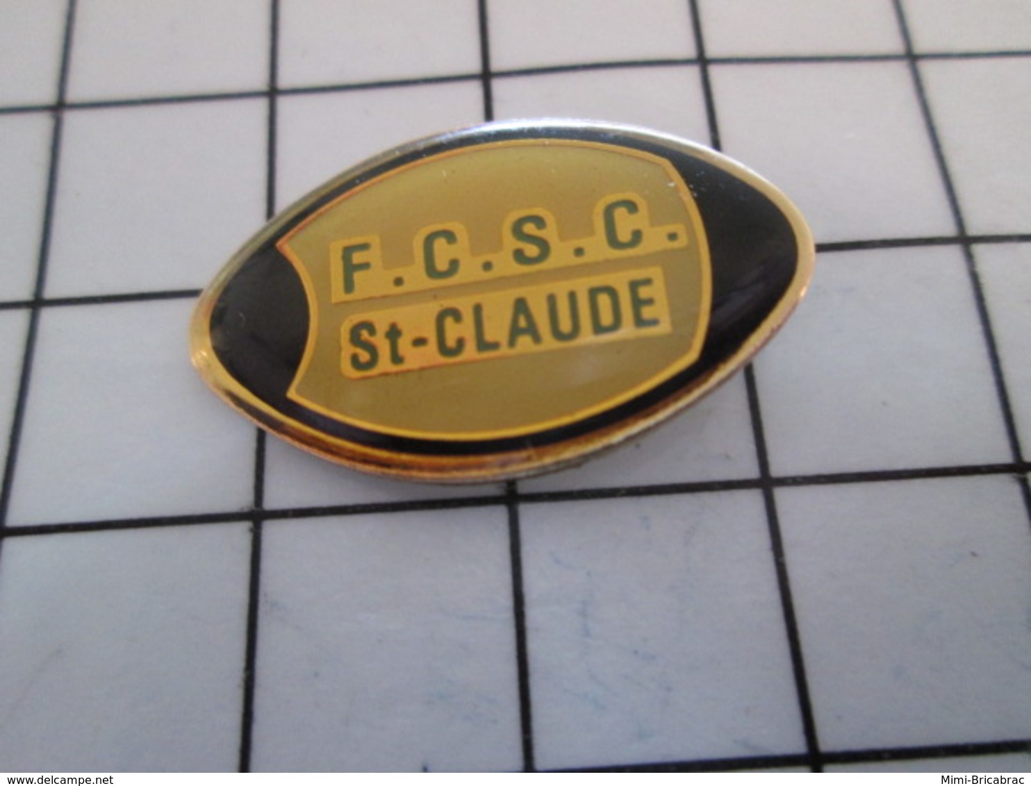 916a Pin's Pins / Beau Et Rare / THEME : SPORTS / RUGBY BALLON OVALE CLUB FCSC ST CLAUDE - Rugby