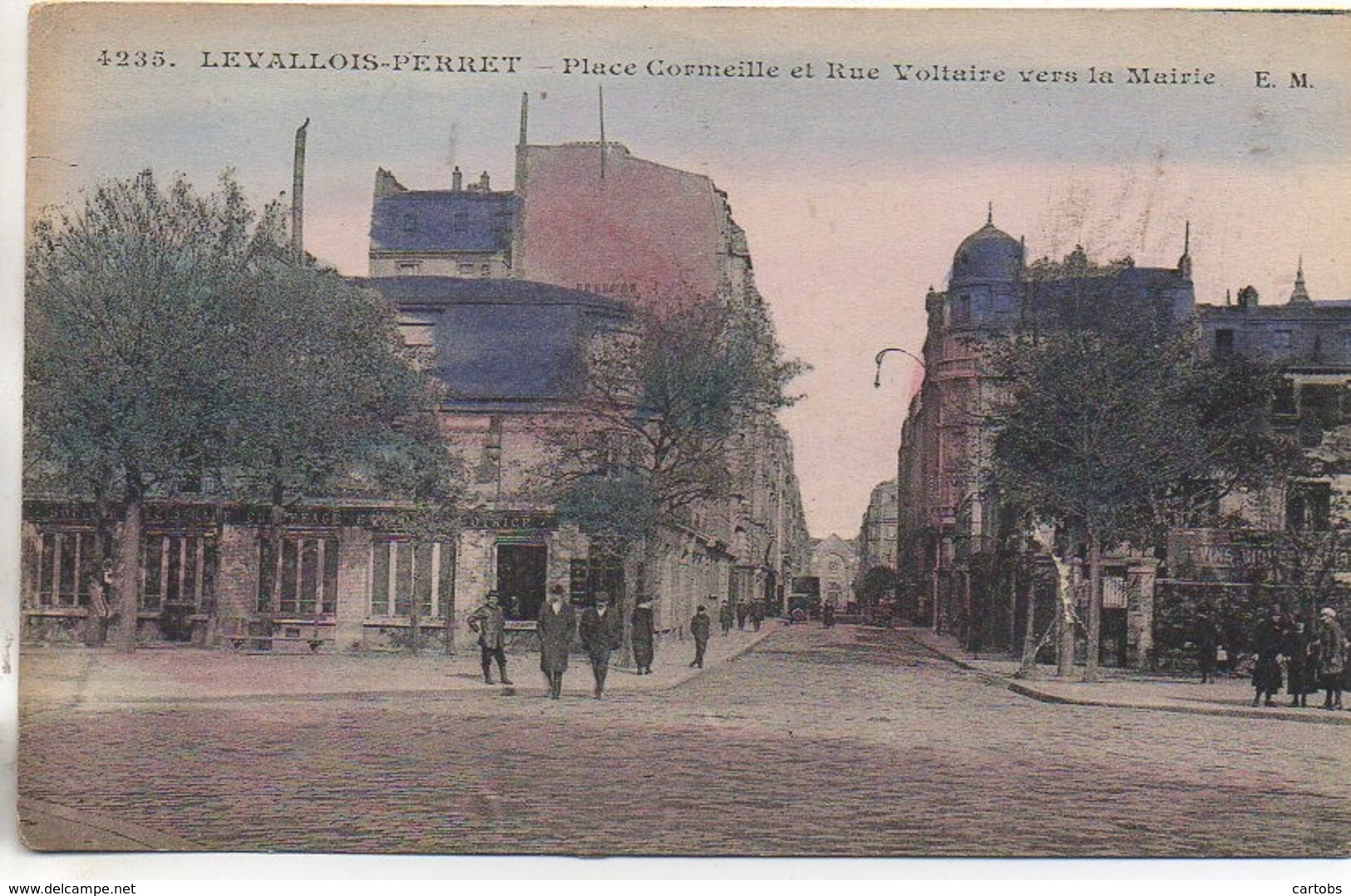 92  LEVALLOIS-PERRET  Place Cormeille Et Rue Voltaire Vers La Mairie - Levallois Perret