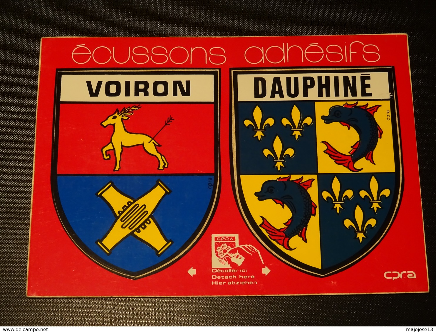 CP Double Blason écusson Adhésif Autocollant Voiron Et Dauphiné  Coat Arms Wappen Aufkleber Sticker Adesivo Adhesivo - Souvenirs