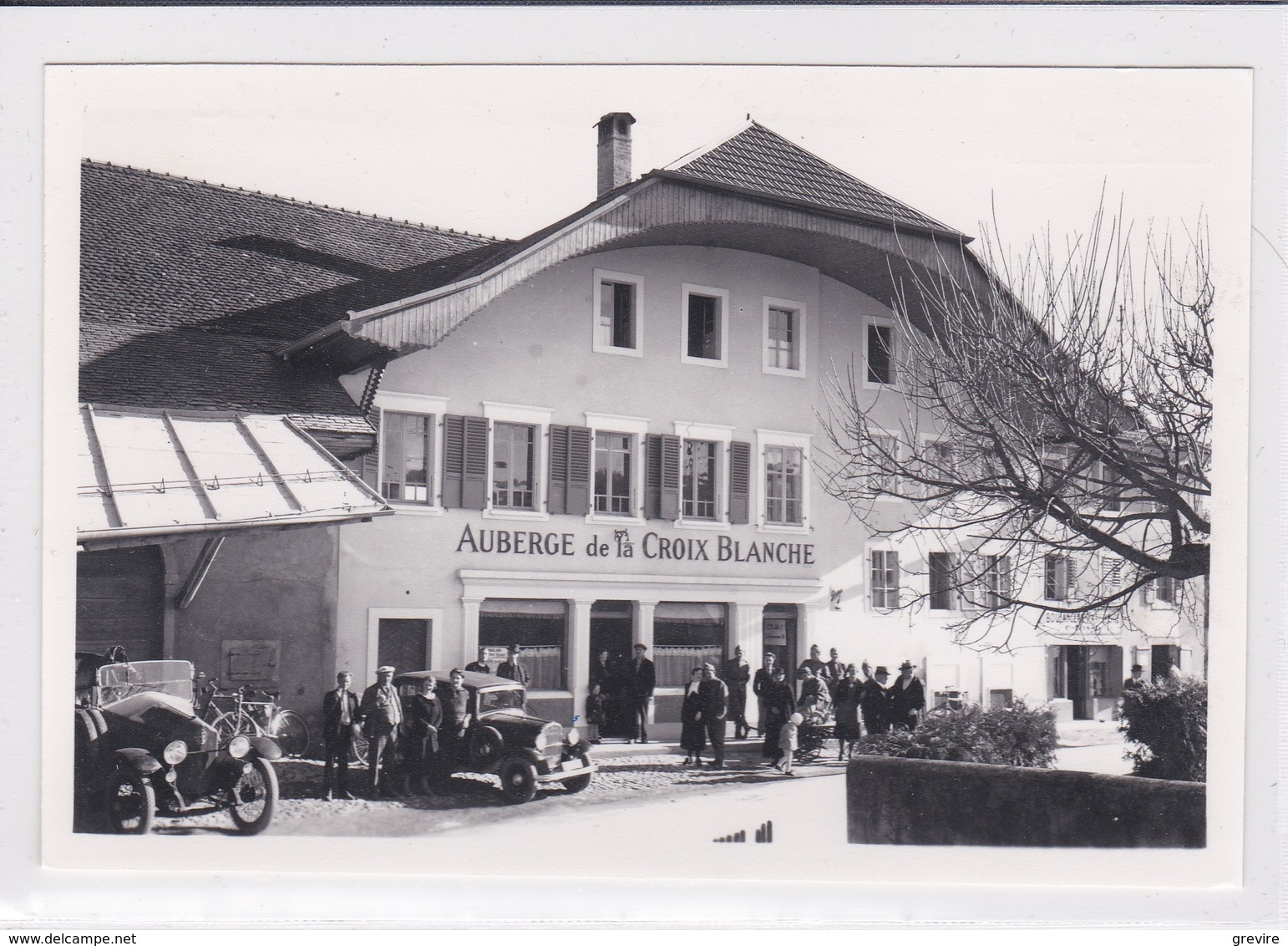 Riaz, Auberge De La Croix Blanche, Très Animée, Voitures Anciennes. Photo Env. 10 X 15 - Riaz