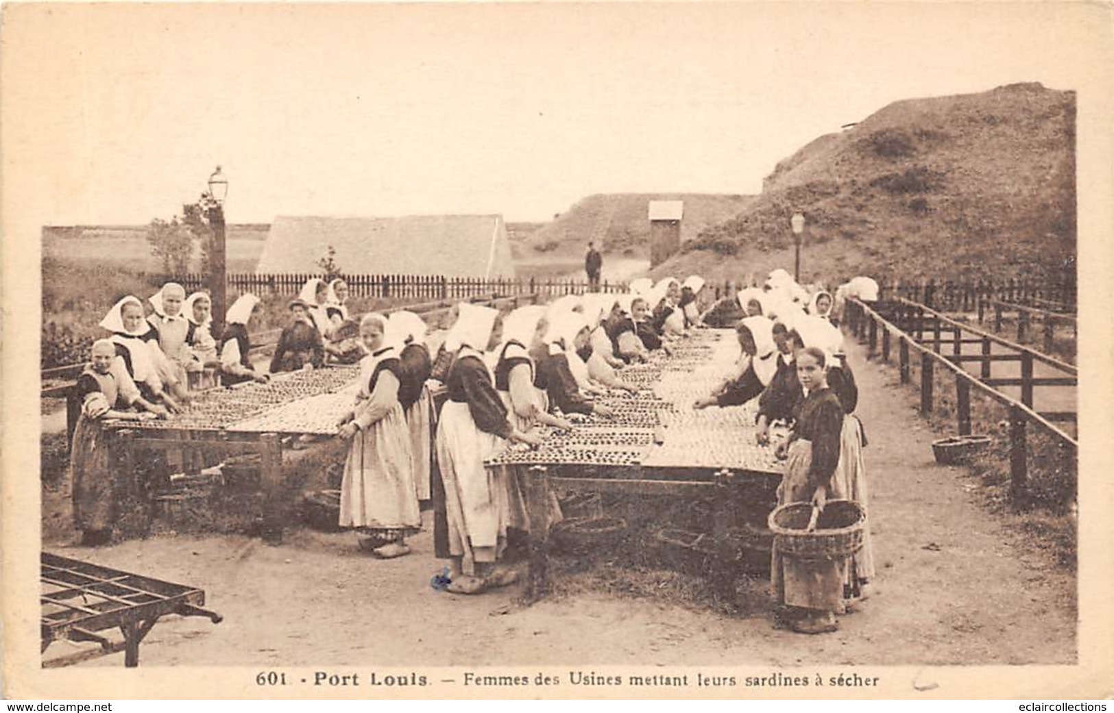 Port-Louis      56       Femmes Des Usines Mettant Les Sardines A Sécher         (voir Scan) - Port Louis