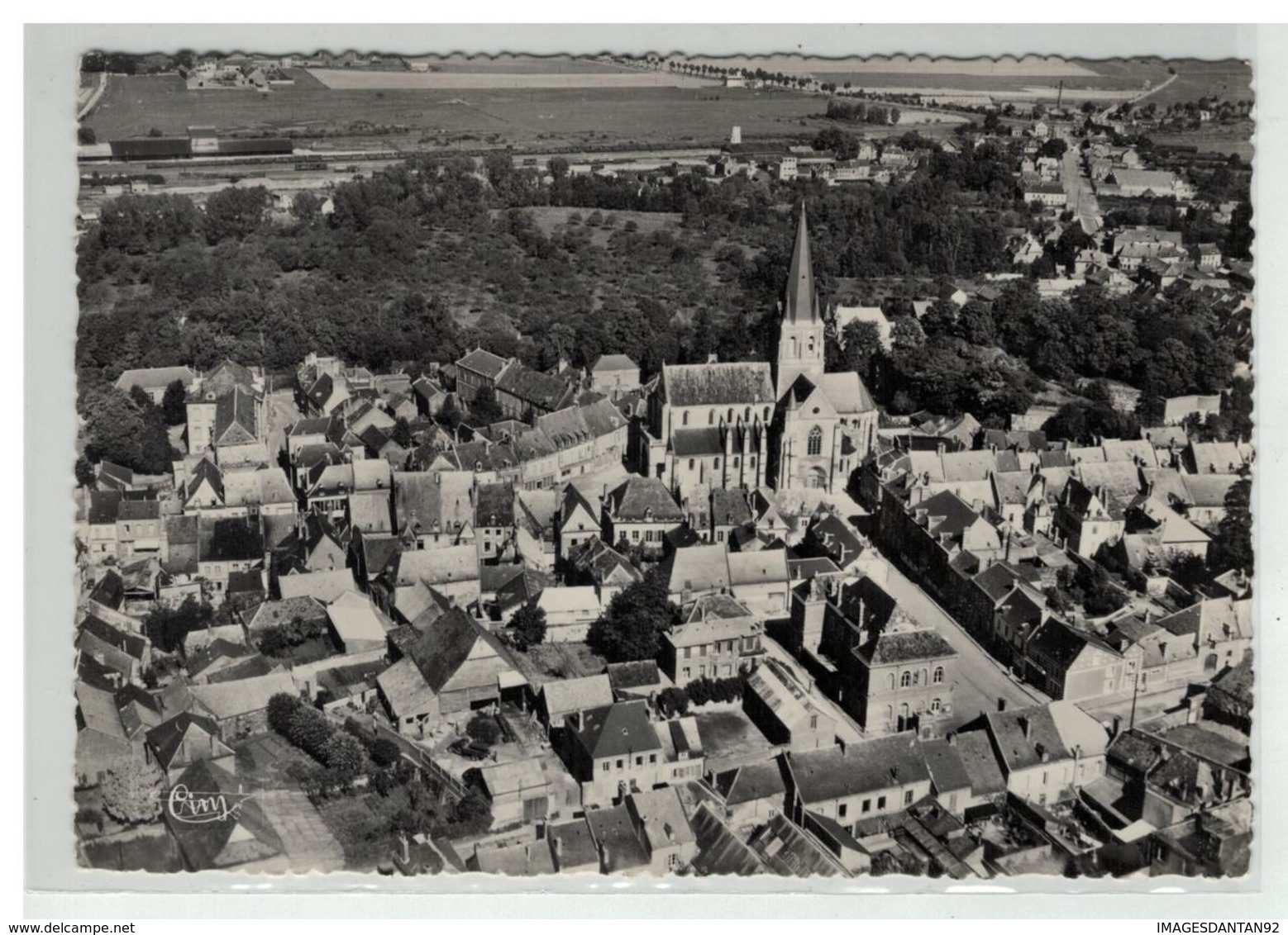 02 MARLE VUE AERIENNE MAIRIE EGLISE N° 0945 - Sonstige & Ohne Zuordnung