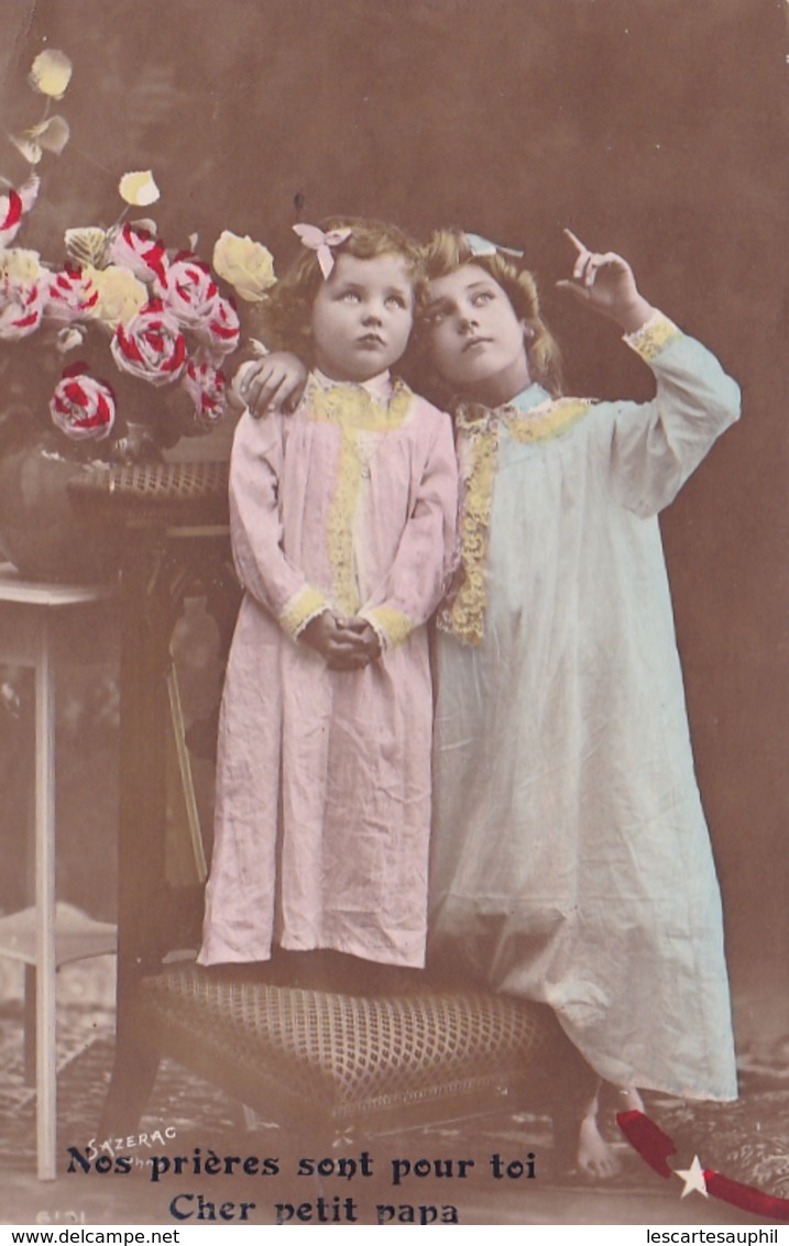 2 Enfants Au Coucher En Robe De Nuit Qui Prient Pour Leur Papa Poilu Parti A La Guerre Phot Sazerac 1916 - Scènes & Paysages