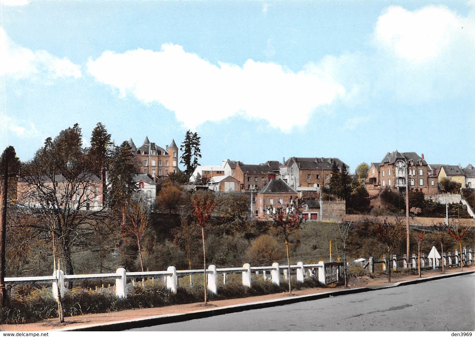 AMBRIERES - Vue Sur La Route De Mayenne - Collection Savignac - Ambrieres Les Vallees