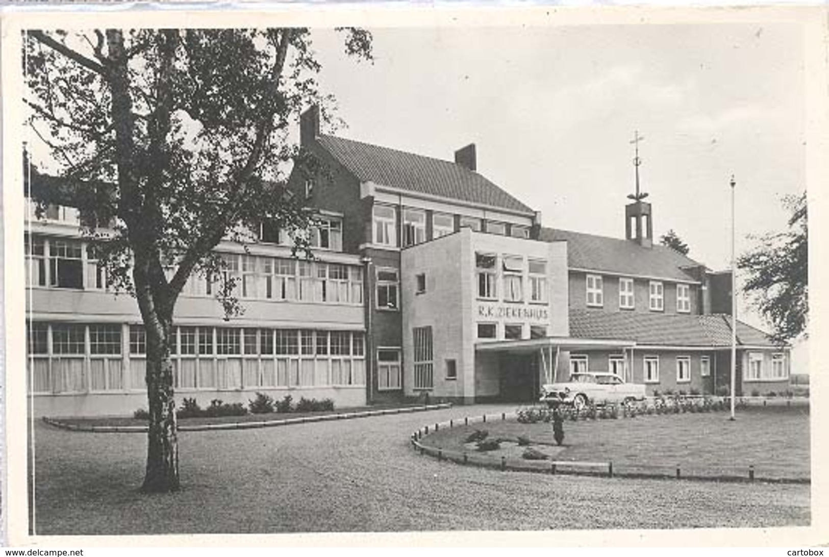 Zevenaar, Voorgevel RK Ziekenhuis (met Klassieke Auto) - Zevenaar