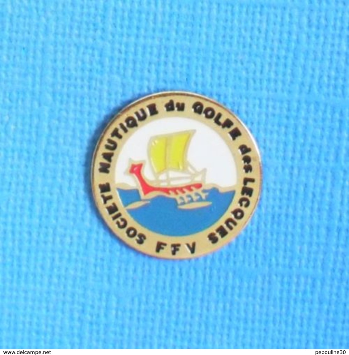 1 PIN'S //  ** FÉDÉRATION FRANÇAISE DE VOILE / SOCIÉTÉ NAUTIQUE DU GOLFE DES LECQUES ** - Voile