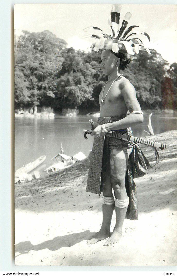 RPPC - MALAISIE - Homme Avec Une Coiffe En Plume Près De L'eau - Malaysia