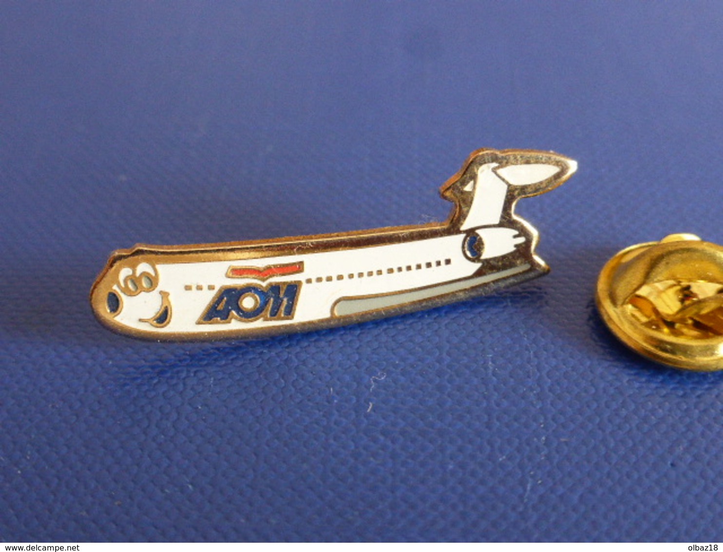 Pin's AOM - Compagnie Aérienne - Avion MD83 - Air Outre Mer (D33) - Aviones